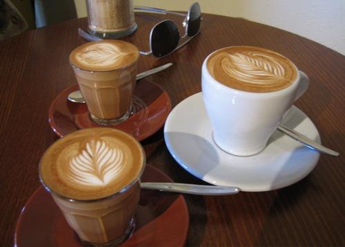 Caffe latteKafijas dzēriens... Autors: almazza Hipsternīcu karaliene - kafija.