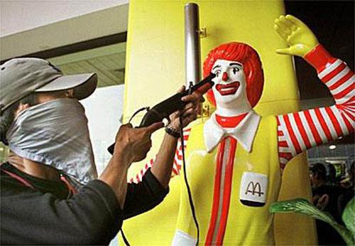Sāksim ar to ka ieejot pa... Autors: NightInBlood Kas notiek McDonaldā patiesībā?