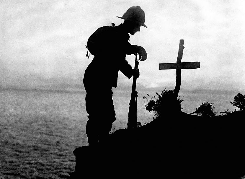 Kāds britu kareivis izrāda... Autors: ČOPERS Spēcīgākās Pasaules Kara bildes