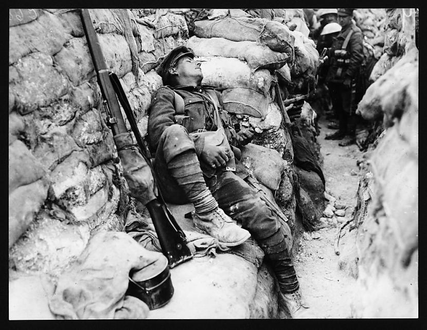 Uzticamie kolēģi karavīri vēro... Autors: ČOPERS Spēcīgākās Pasaules Kara bildes