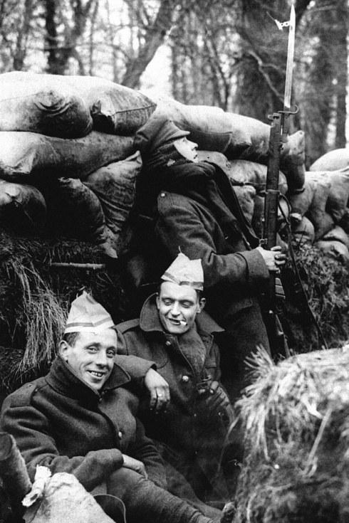 Britu karavīri kādā ierakumā... Autors: ČOPERS Spēcīgākās Pasaules Kara bildes