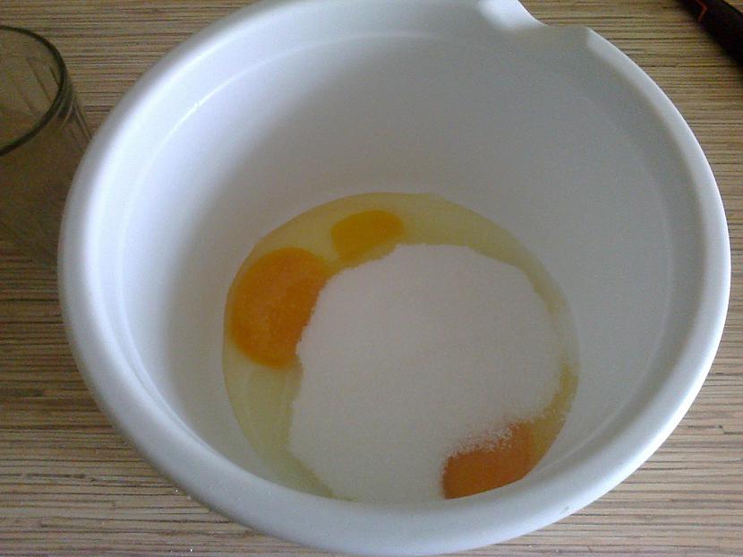 Bļodā iesit olas pievieno... Autors: ziizii Jogurta kēkss ar rozīnēm