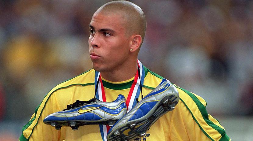 9 Ronaldo 1998 fināls 1998Kad... Autors: Vēlamais niks TOP 10 Pasaules Kausa šokējošākākie notikumi