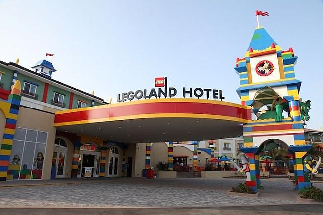 Trīsstāvīgā viesnīca ar 250... Autors: Fosilija Vai tu zini, ka izskatās Lego viesnīca?