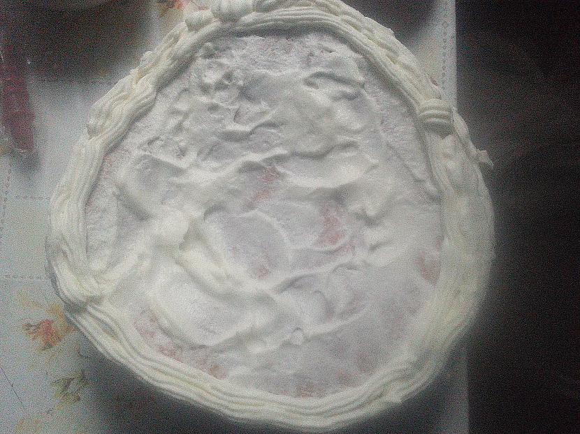 Uzlaižam pirmās saldā krējuma... Autors: Jāņa oga Pašu cepta torte.