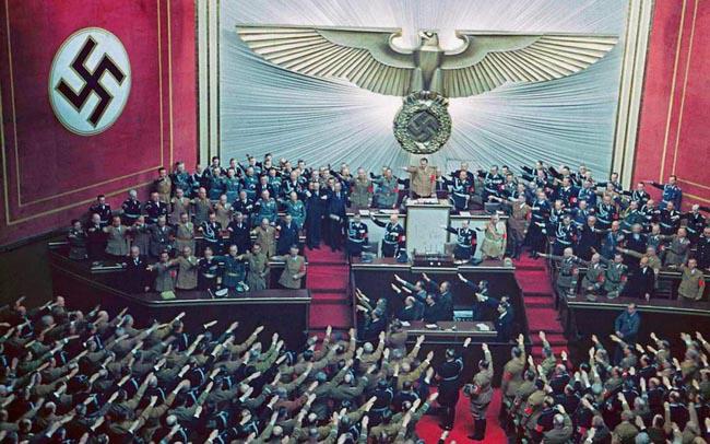 Vācu karavīri salutē Hitleram... Autors: Edgarinshs Retas vēsturiskas fotogrāfijas