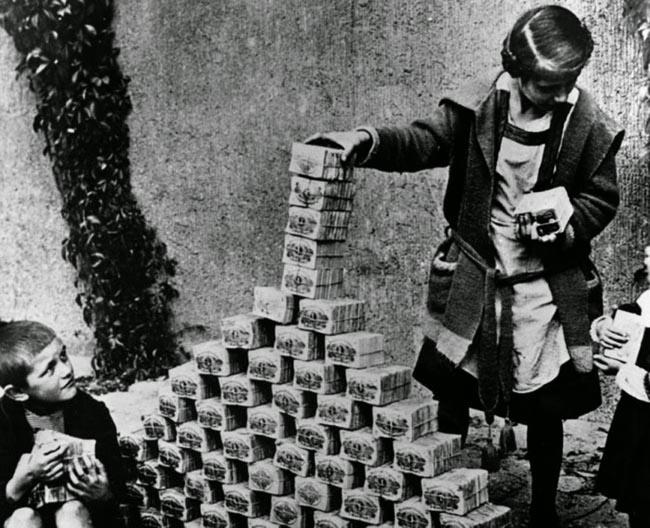 Bērni spēlējās ar naudu... Autors: Edgarinshs Retas vēsturiskas fotogrāfijas
