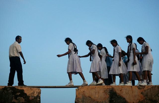 Scaronrilankā skolnieki... Autors: Prāta Darbnīca Bīstamākie ceļi uz skolu