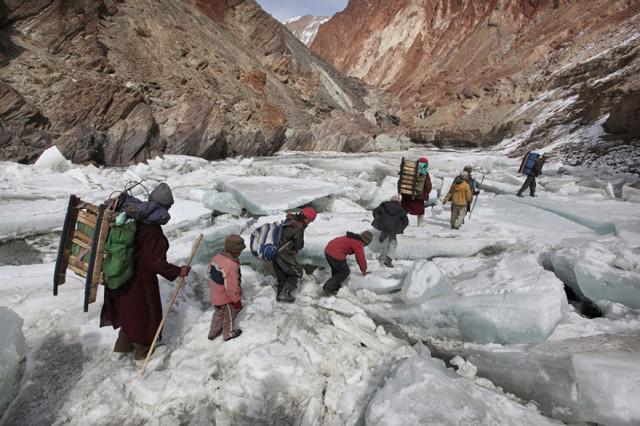 Arī Himalajos dažkārt... Autors: Prāta Darbnīca Bīstamākie ceļi uz skolu
