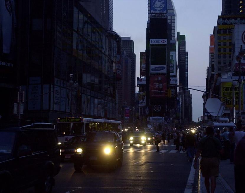 Ņujorka ieskauta tumsā pēc... Autors: uibis Desmit gades ievērojamākie foto 1.daļa