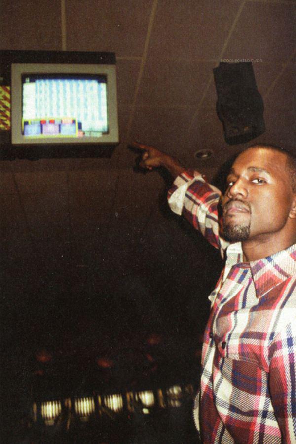 Kanye points to a bowling... Autors: im mad cuz u bad Kanye West doing normal things