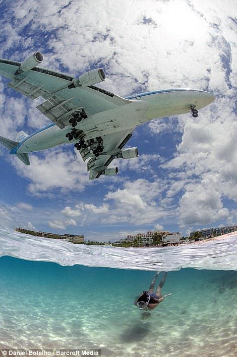 Maho pludmale kas atrodas uz... Autors: BodyBoard Pludmale, kurā lidmašīnas lido virs galvas!
