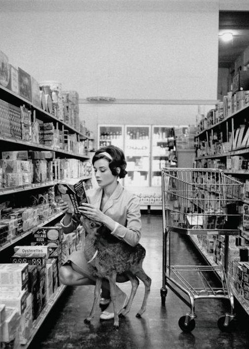 Odrija Hepberna iepērkas kopā... Autors: ORGAZMO Striptīz veikalā u.c senas bildes.