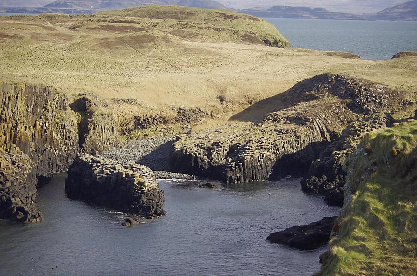 Šeit arī redzama mūsu apmetnes... Autors: AnotherShe Manas mīļākās salas Skotijā - Staffa
