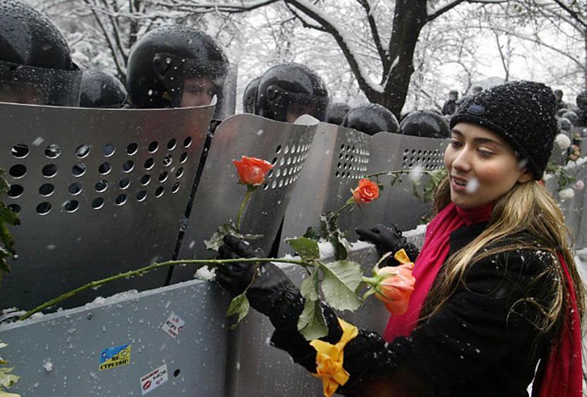 Ukraiņu sieviete dāvā rozes... Autors: pofig 21. gadsimta spēcīgākās fotogrāfijas