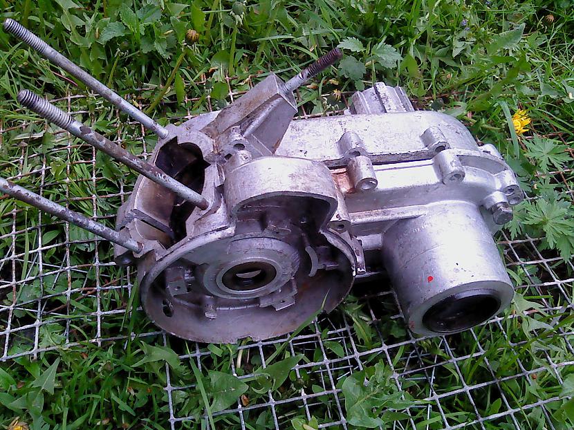 Motoru es izārdīju pa detaļām... Autors: KOMANDI3RIS Vjatka VP-150 motora remonts.