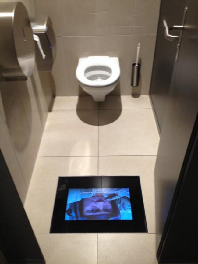 Ekrāni kinoteātru tualetēs lai... Autors: kaķūns 30 izgudrojumi, kuriem jābūt visur !