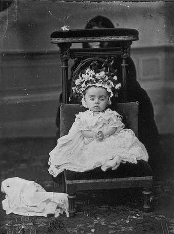 Miris mazulis velveta krēslā... Autors: Fosilija Baisas un reālas bildes no pagātnes 2