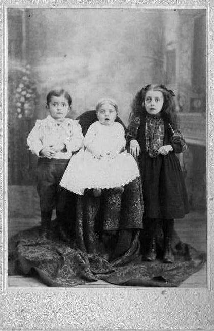 Milleru ģimene Meitenīte pa... Autors: Fosilija Baisas un reālas bildes no pagātnes 2