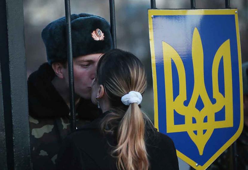Ukraiņu kareivis skūpsta savu... Autors: kaķūns 40 aizkustinoši foto par kara tēmu