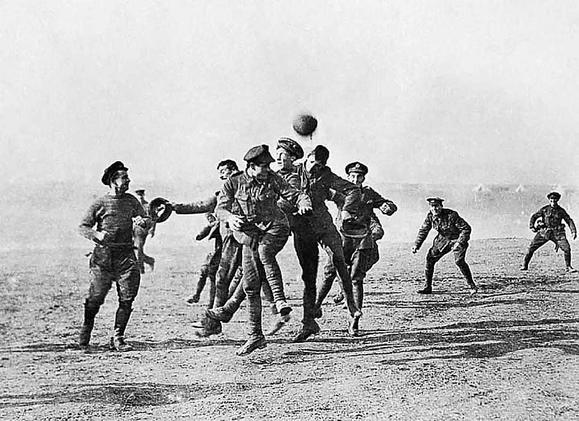 Futbola mačs starp britu un... Autors: kaķūns 40 aizkustinoši foto par kara tēmu