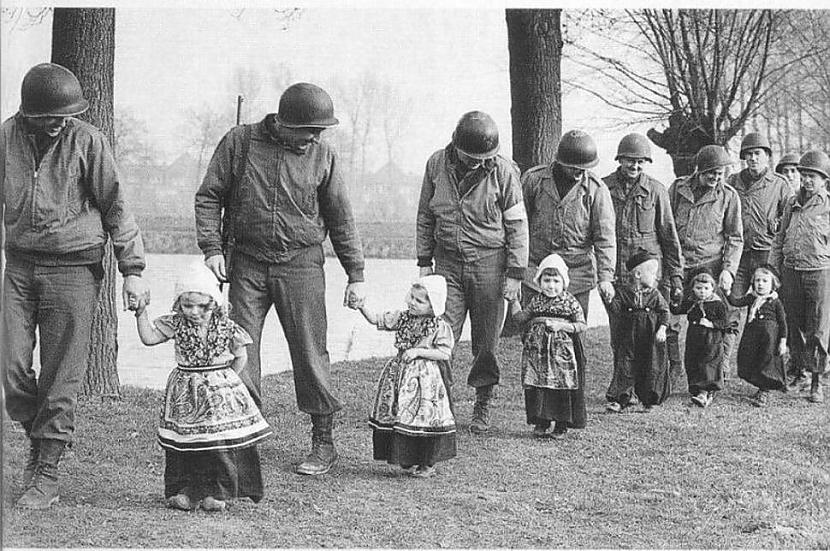 Amerikāņi ved mazos... Autors: kaķūns 40 aizkustinoši foto par kara tēmu