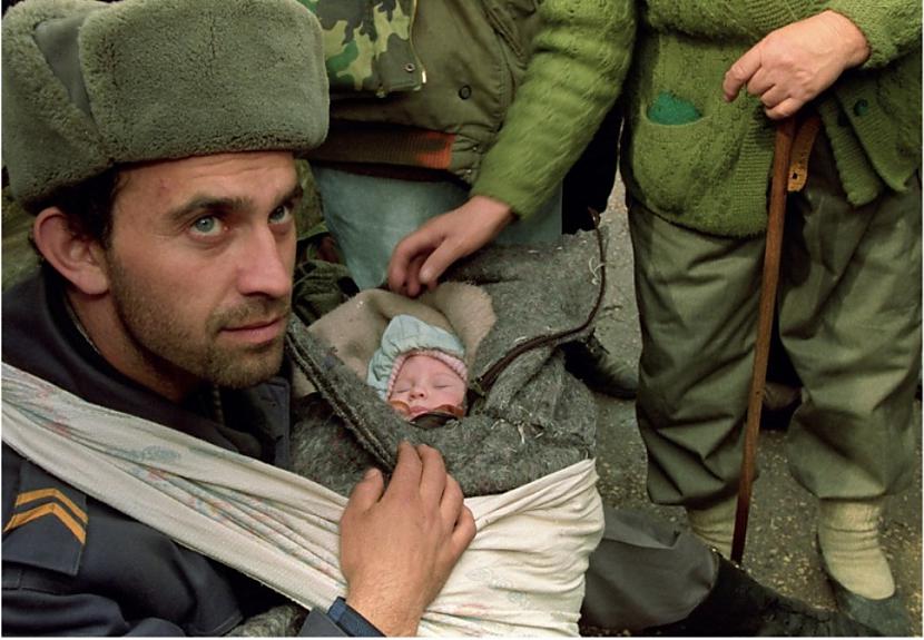 Bosnijas kareivis rūpējas par... Autors: kaķūns 40 aizkustinoši foto par kara tēmu
