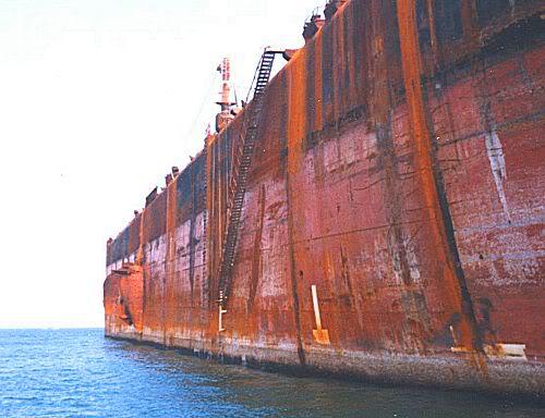 nbsp nbspCaurums kuģa bortā... Autors: Mao Meow 1988. gads - Seawise Giant cieš Irākas- Irānas konfliktā.