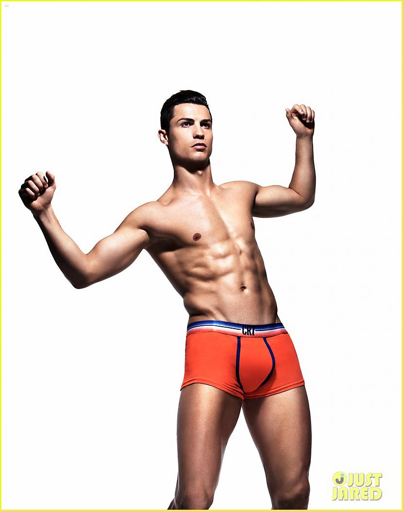  Autors: modesguru Ronaldo bez krekla.