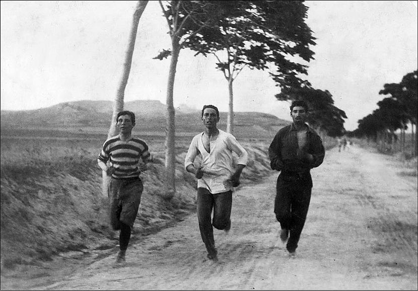 Trīs vīri skrien pirmo... Autors: kaķūns 10 pasaulei nozīmīgi notikumi PIRMOREIZ un TAGAD