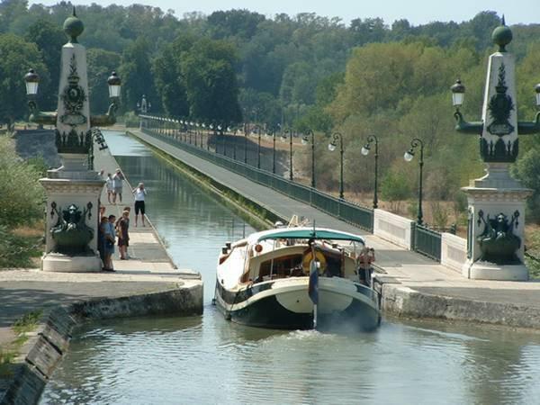 The Briare FrancijaNetālu no... Autors: Fosilija Iespaidīgākie akvedukti jeb ūdens tilti Eiropā!