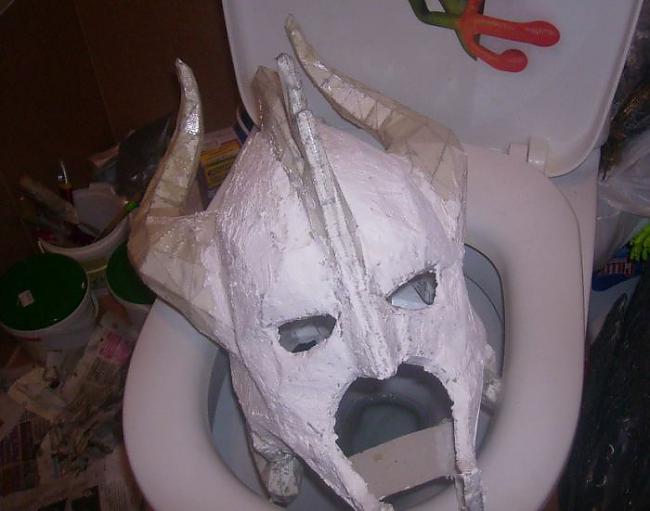  Autors: Hello Rodoša izpausme,puika ar datora palīdzību pagatavo interesantu masku.