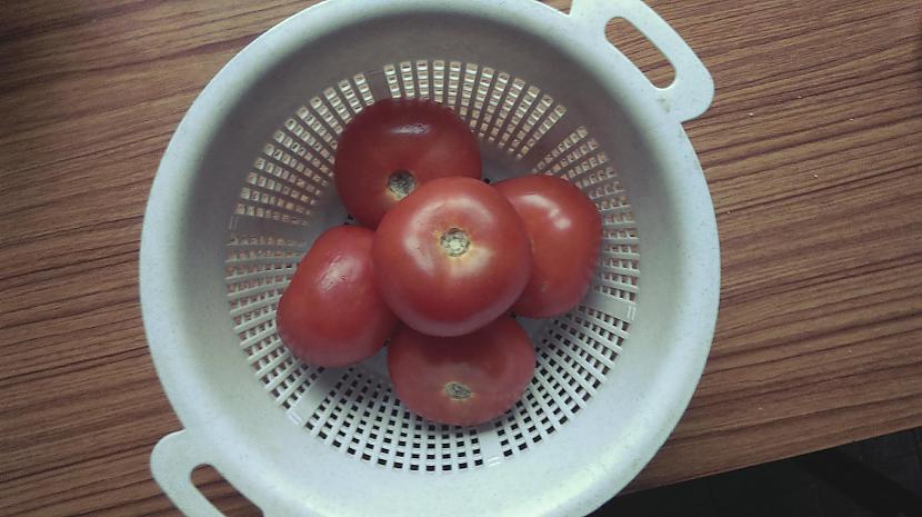 Saliek tomātus traukā un aplej... Autors: amigo129 Studentu pusdienas