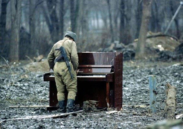 Krievu karavīrs spēlē mežā... Autors: Fosilija Bildes kuras rāda pasaules gaitu