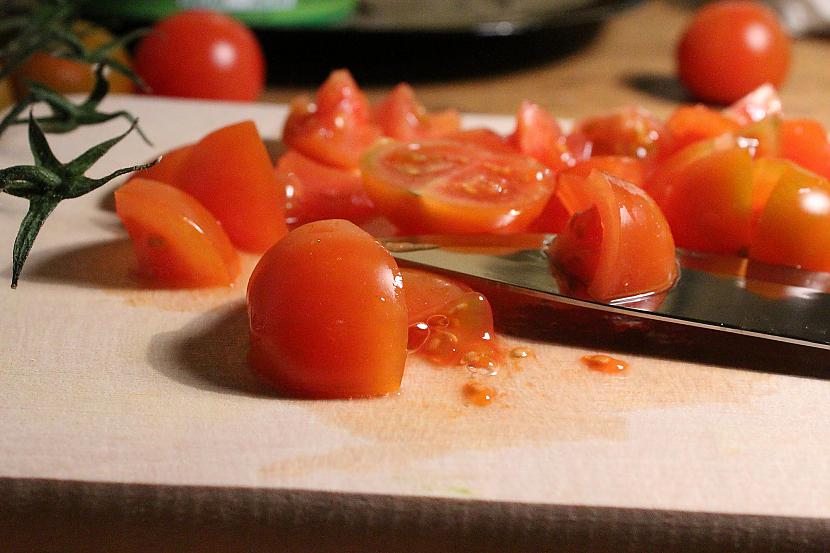 Sākumā sagriežam tomātiņus cik... Autors: Sforca Supervieglie, gardie un sātīgie vistas salāti