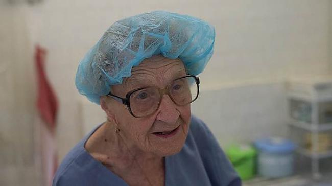 Viņanbspsaka kanbspvēl... Autors: Mrhaha Vecākā krievu ķirurģe: 87 gadi un joprojām operē