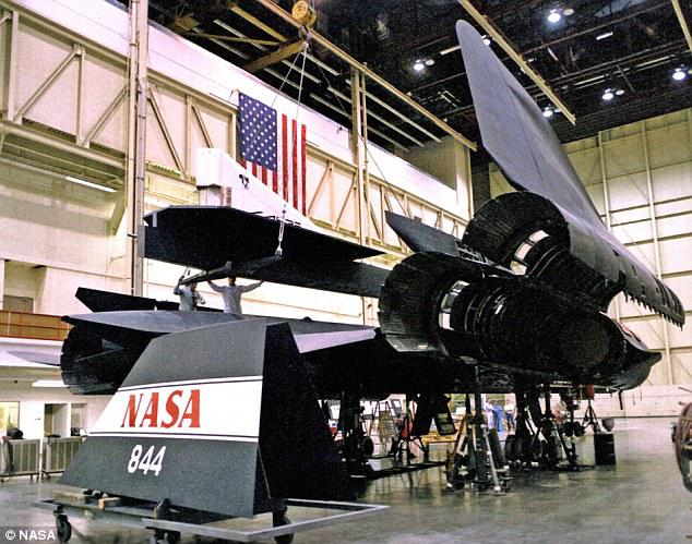 Blackbird kalpoja ASV gaisa... Autors: Fosilija SR-71 spiegu lidmašīna jeb Blackbird