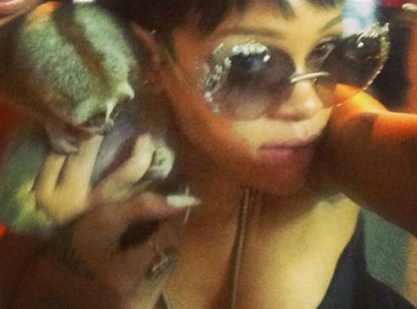 Dziedātāja Rihanna uzņēma... Autors: rukšukskrienam Ak šie trakie selfijii...