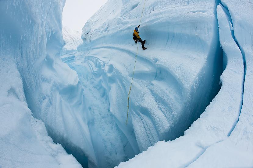 Adam LeWinter ice climbing in... Autors: suņkāpurs Lai kas notiktu - neskaties lejup!