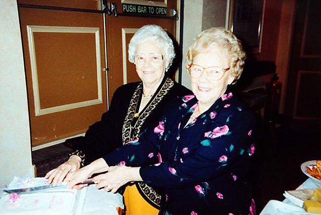 Dvīnes atzīmēja arī savu 70... Autors: matilde Pasaulē vecākās dvīnes nosvin 103. dzimšanas dienu!