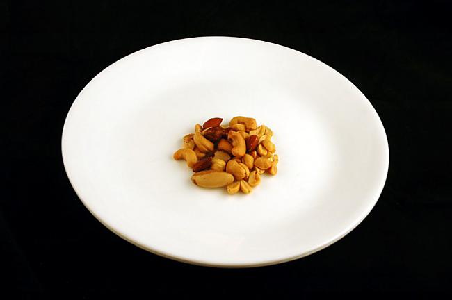 33 grami salītu riekstu miksa Autors: Sulīgais Mandarīns 200 kalorijas 46 dažādos produktos