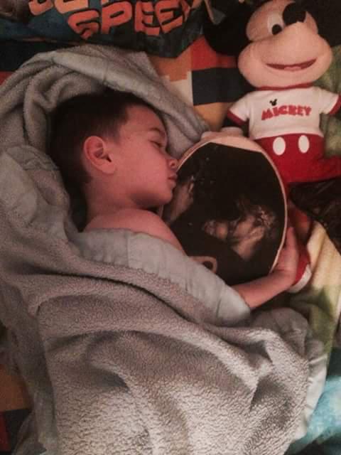 Wyatts guļ kopā ar sava tēva... Autors: BLACK HEART Kā cilvēki palīdz puisēnam tikt galā ar tēva zaudējumu!