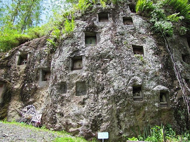  Autors: Fosilija Apbedīšanas rituāli Tana Toraja ciematā