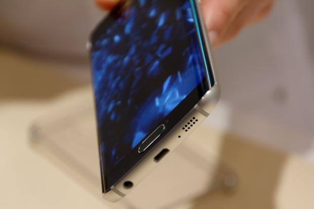 Tātad kas notiktu ar jauno... Autors: Laciz Vai Galaxy S6 Edge ir ūdensizturīgs?