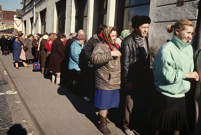 Padomju ikdiena Autors: kasītis no simpsoniem D Padomju veikali. Plauktos tukšums, sejā skumjas