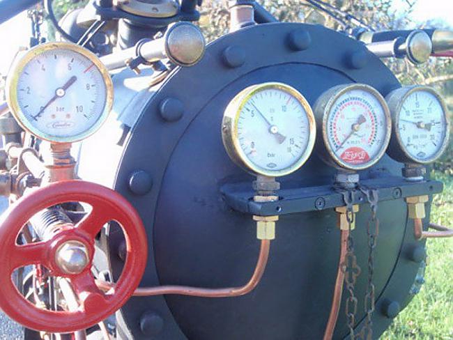 8 mēnescaronu smags darbs un... Autors: Lords Lanselots Motocikla darbināšanai izmanto ogles!!!!!!!!