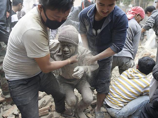  Autors: Kapteinis Cerība Nepālā, spēcīga zemestrīce atņem vairāk nekā 1400 dzīvības