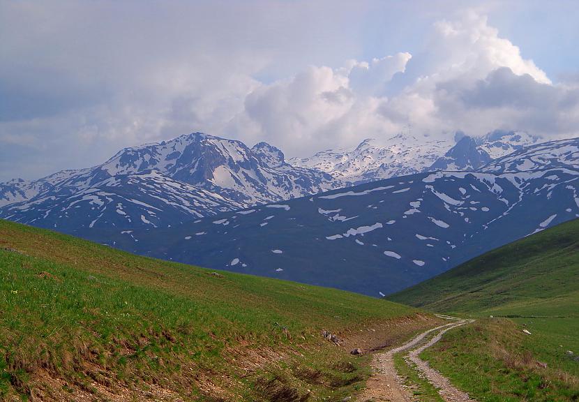 Tiescaroni pretīm mums atrodas... Autors: Pēteris Vēciņš Kosova 4. daļa: No Albāņu alpiem līdz  Šarplaņinas kalnu sniegotajām virsotnēm.