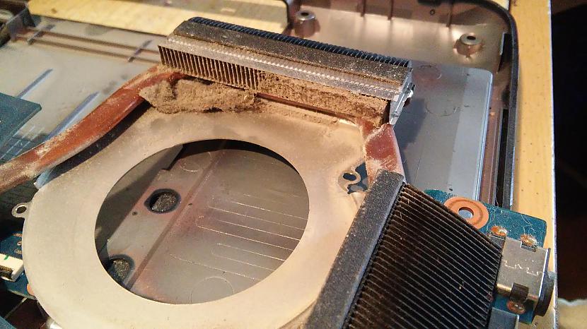 Scaronāda kārta sakrājas... Autors: Zigmars R Portatīvā Samsung R538 tīrīšana.