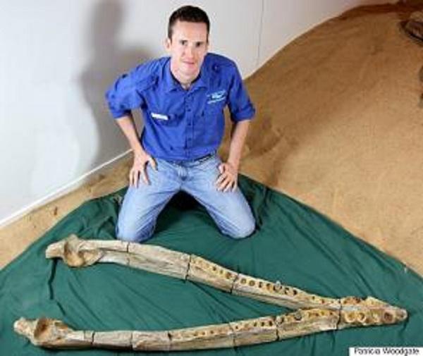 Bildē redzamais Doktors... Autors: Kapteinis Cerība Austrāliešu fermeris atrod 100 miljonus gadus vecu jūras monstra fosīliju
